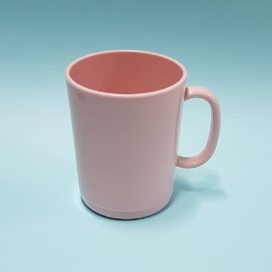 손잡이 달린 분홍색 컵